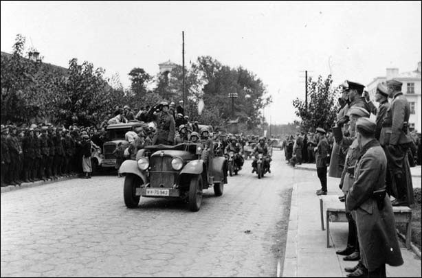 Attēls:Brest-1939-german-soviet-parade-05.jpg