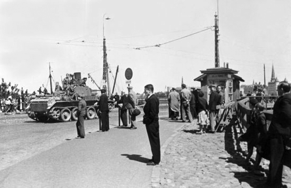 Attēls:RA tanks in Riga 1940 1.jpg