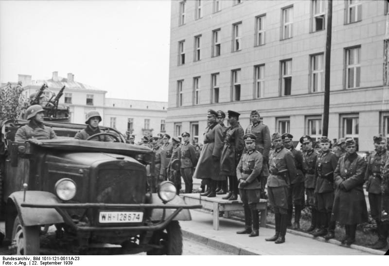 Attēls:Brest-1939-german-soviet-parade-02.jpg