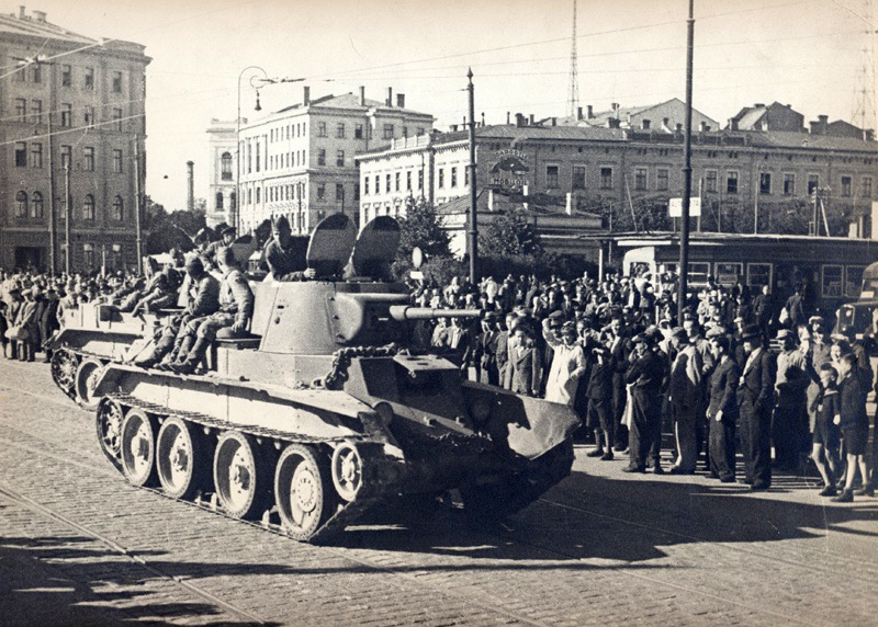 Attēls:Sowiet tanks Riga 17 06 1940.jpg