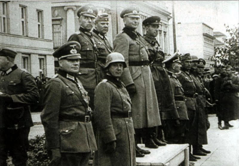 Attēls:Brest-1939-german-soviet-parade-01.jpg