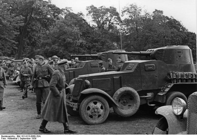 Attēls:Brest-1939-german-soviet-tankists-fraternizing-06.jpg