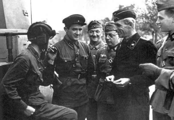 Attēls:Brest-1939-german-soviet-fraternizing-05.jpg