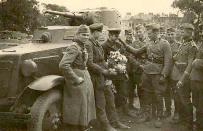 Attēls:Brest-1939-german-soviet-fraternizing-01.jpg