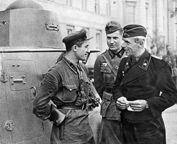 Attēls:Brest-1939-german-soviet-fraternizing-04.jpg