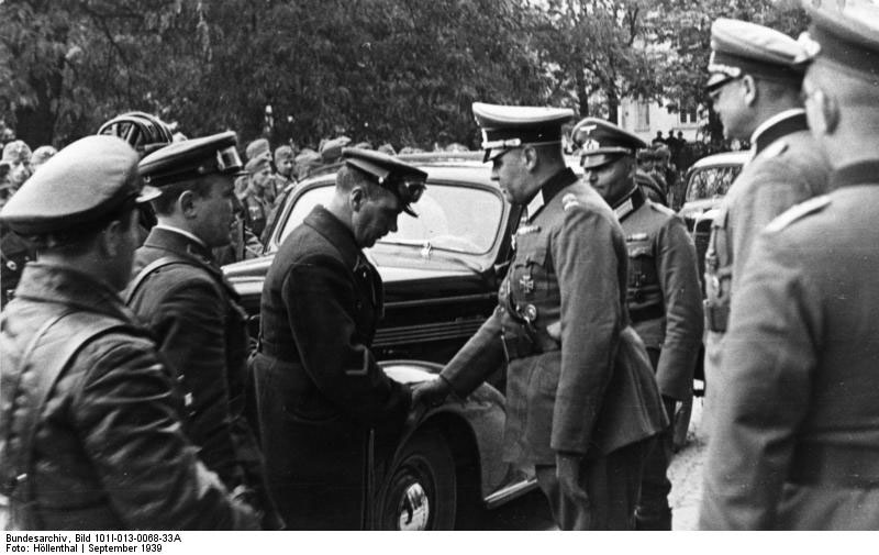 Attēls:Brest-1939-german-soviet-fraternizing-11.jpg