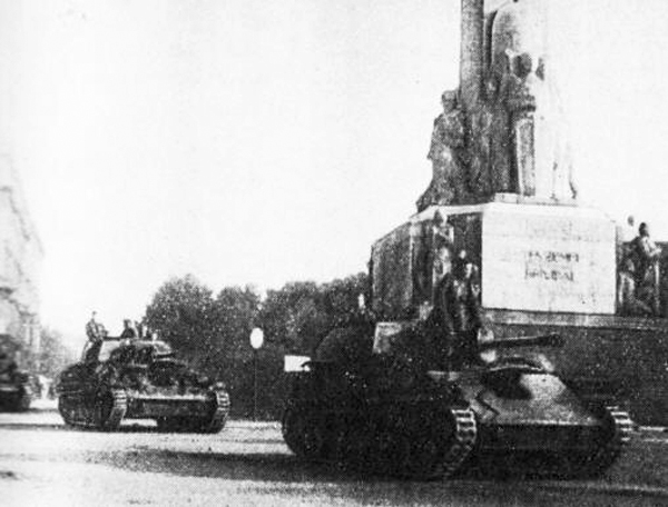 Attēls:RA tanks in Riga 1940.jpg