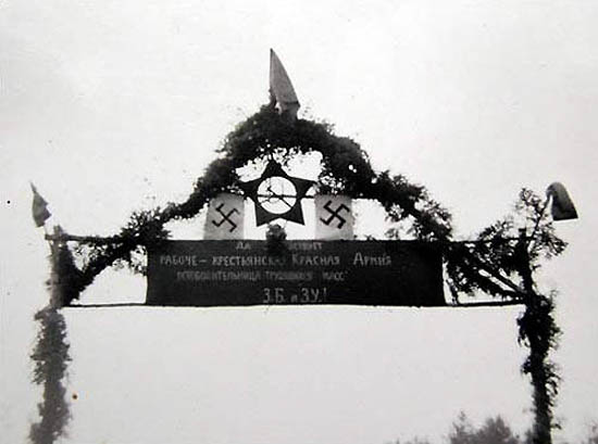 Attēls:Brest 1939 GateOfGloryRedArmy.jpg
