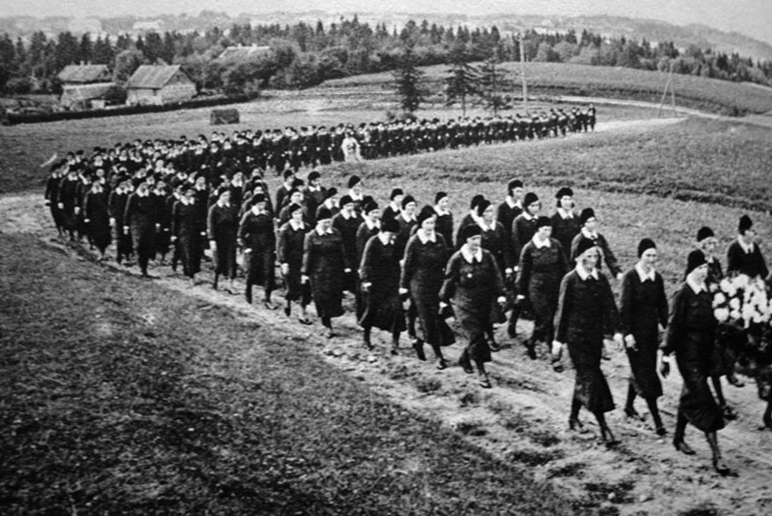 Attēls:Aizsardzes uz kapiem.jpg