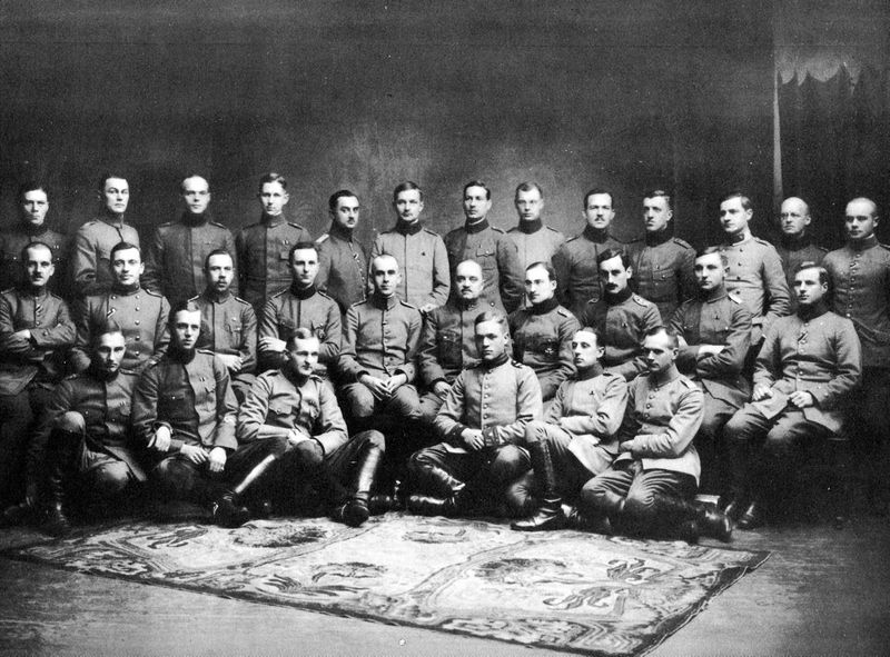 Attēls:27 somu jegeru bataljona virsnieki Libau 1917.jpeg