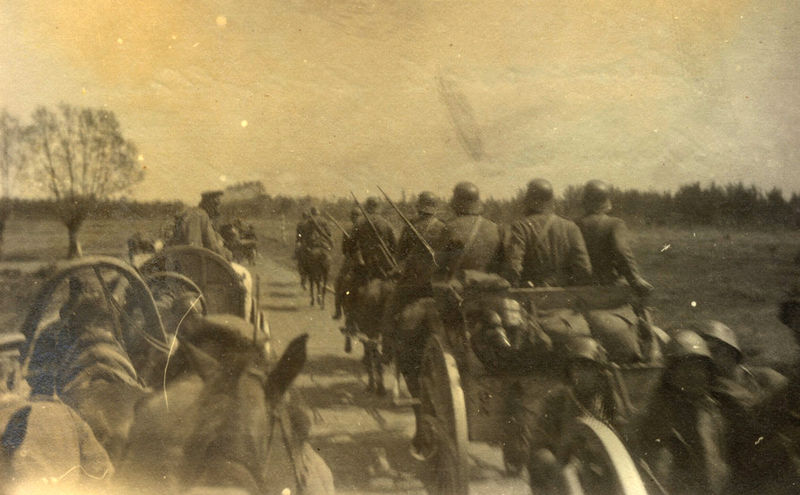 Attēls:Lievensche Artillerie auf Vormarsch gegen Riga 22 05 1919.jpg